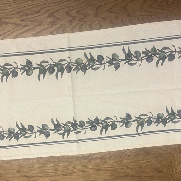 Elegant H&M Home Table Runner - Picture 2 of 5